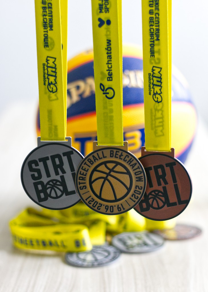 grafika przedstawia złote, srebrne i brązowe medale przeznaczone dla najlepszych w turnieju koszykówki ulicznej Streetball Bełchatów 2021