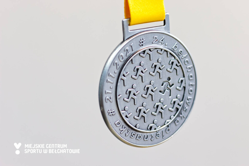 zdjęcie przedstawia wygląd medalu, który otrzyma każdy uczestnik 24. Biegu Ulicznego "Bełchatowska Piętnastka"