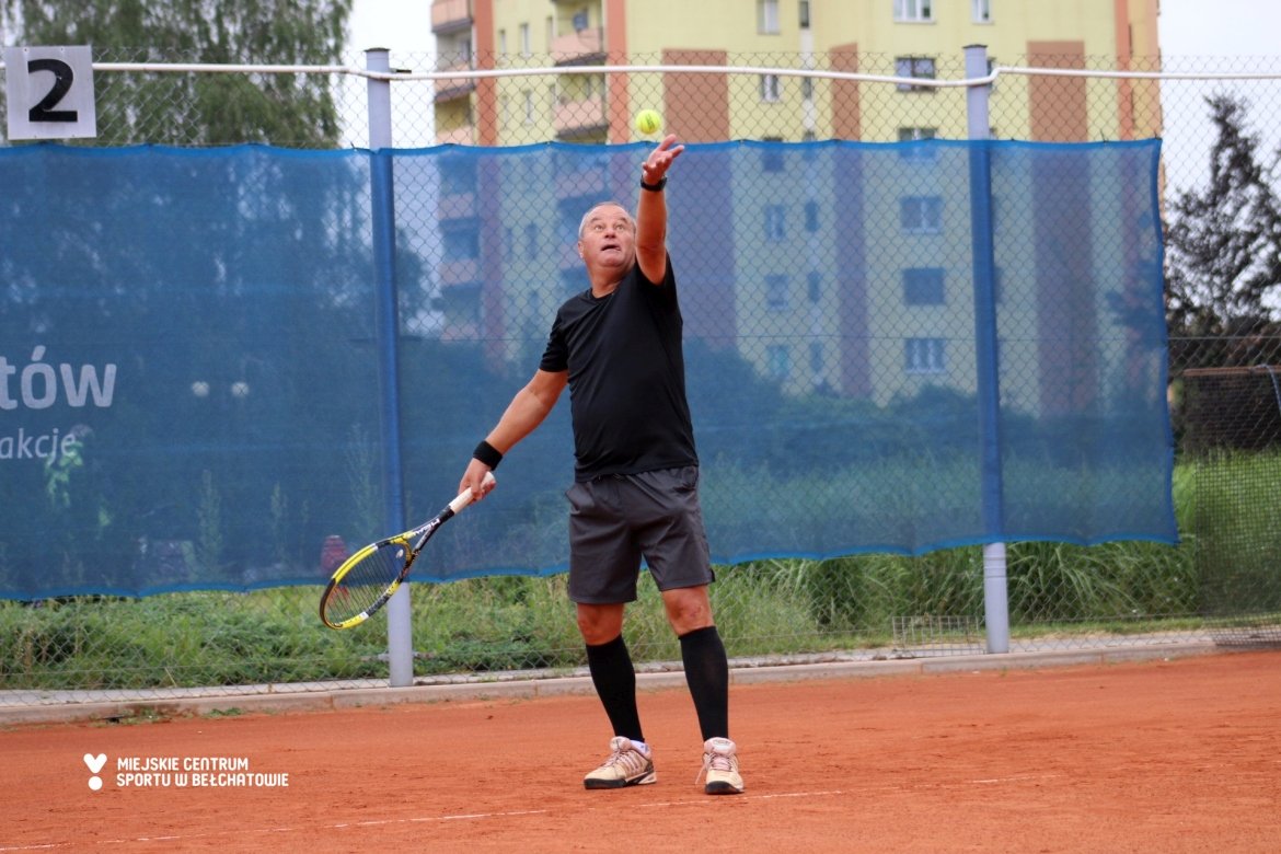 Gracz, który podrzuca piłeczkę podczas Grand Prix Bełchatowa w tenisie ziemnym 2022