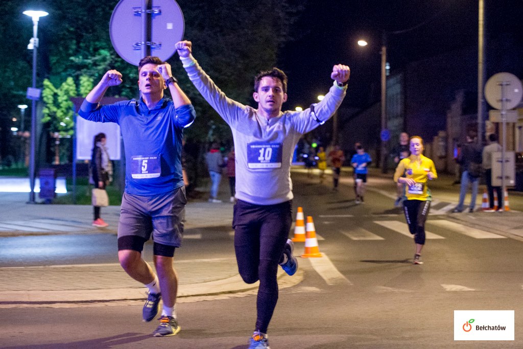 Zadowoleni biegacze podczas II Bełchatowskiego Biegu Nocnego