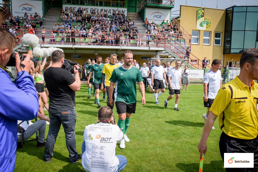 na zdjęciu widoczni piłkarze, którzy wystąpili w meczu gwiazd przy okazji 90-lecia piłki nożnej na Stadionie Miejskim przy ulicy Sportowej 3 w Bełchatowie
