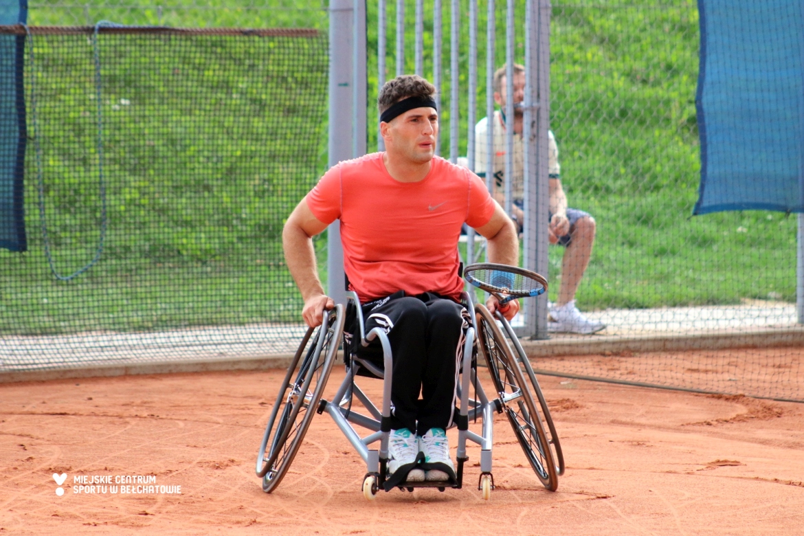 na zdjęciu widoczny finalista Pucharu Polski w tenisie ziemnym na wózkach