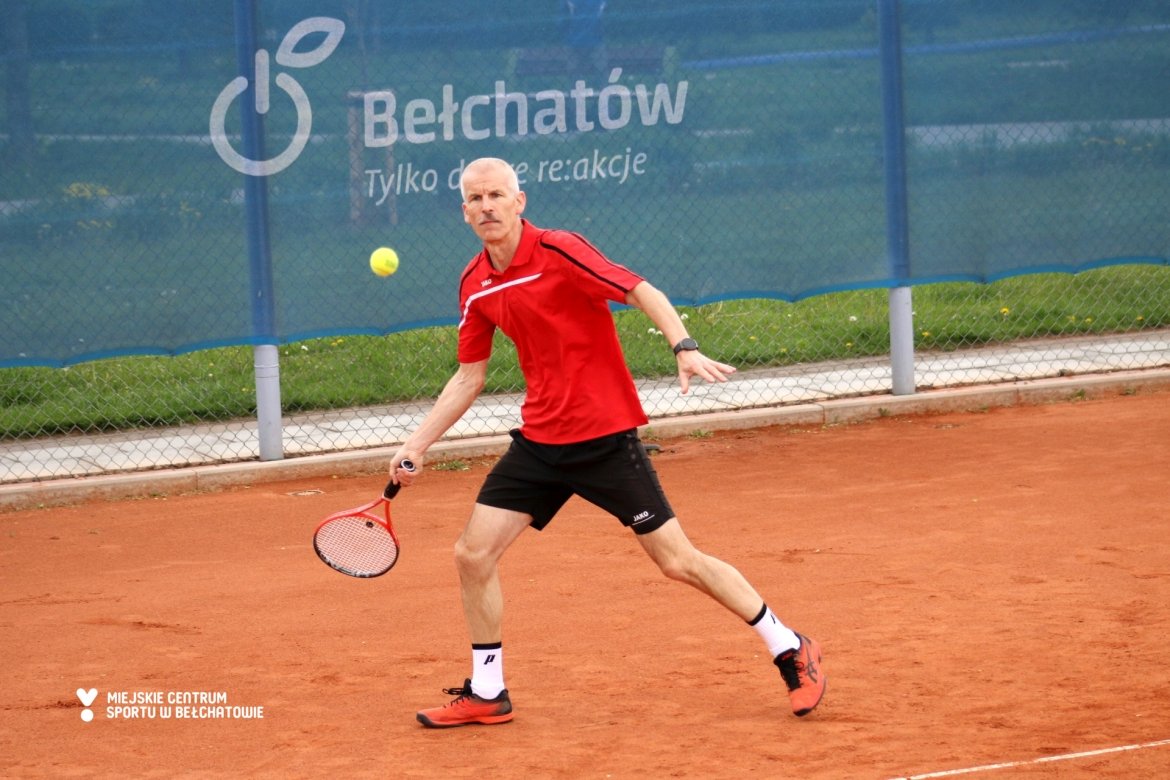grafika przedstawia uczestnika rozgrywek tenisowych w Bełchatowie