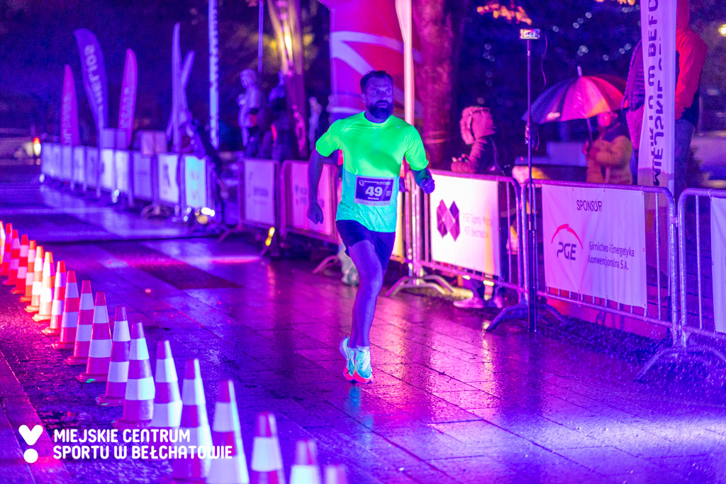 grafika przedstawia biegacza podczas 5. Bełchatowskiego Biegu Nocnego